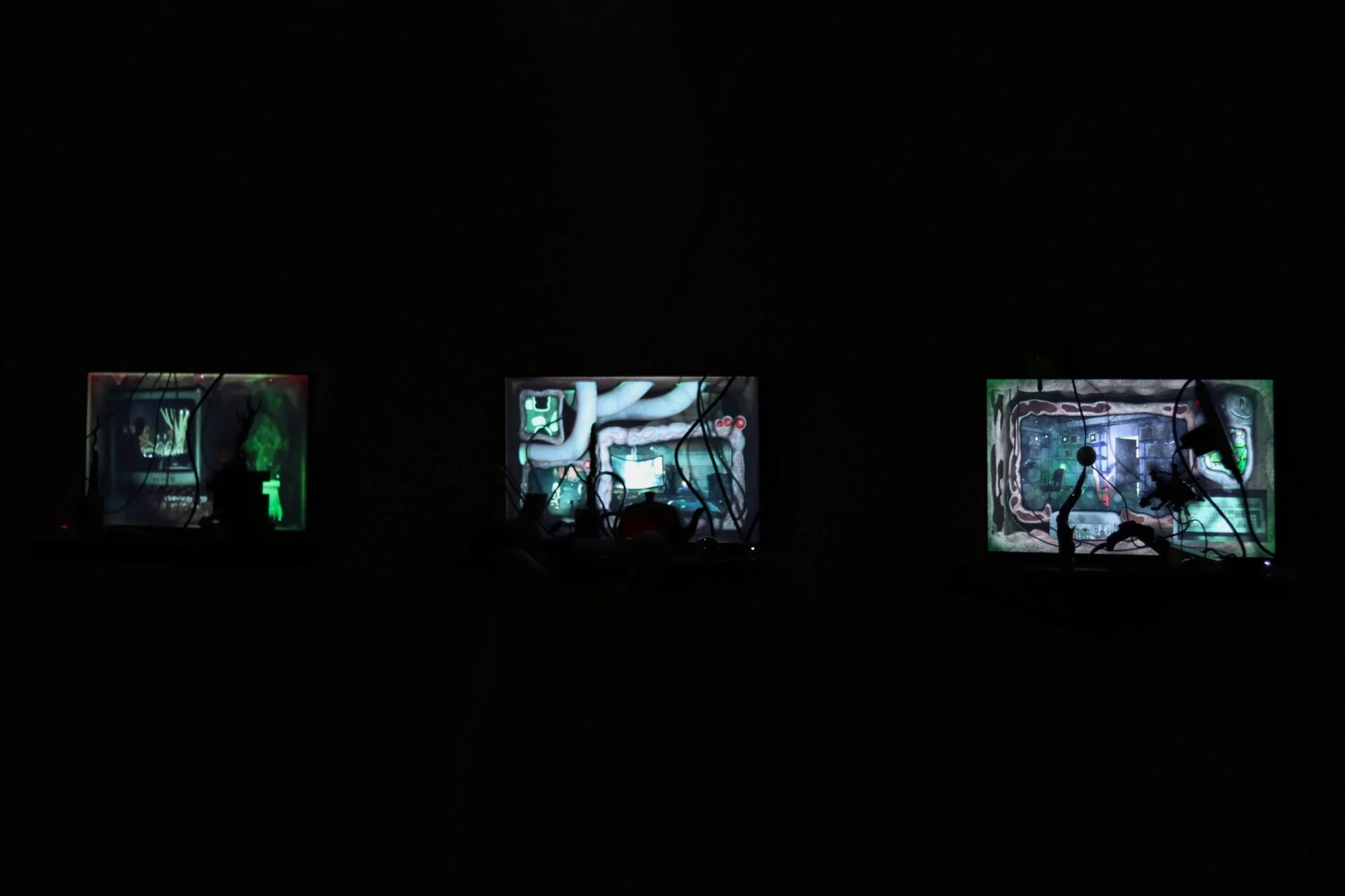 李亦凡反而透過影像的「框」，凸顯出一個又一個的介面，介面內是一個遊戲、或一個世界的起點。（李亦凡提供）