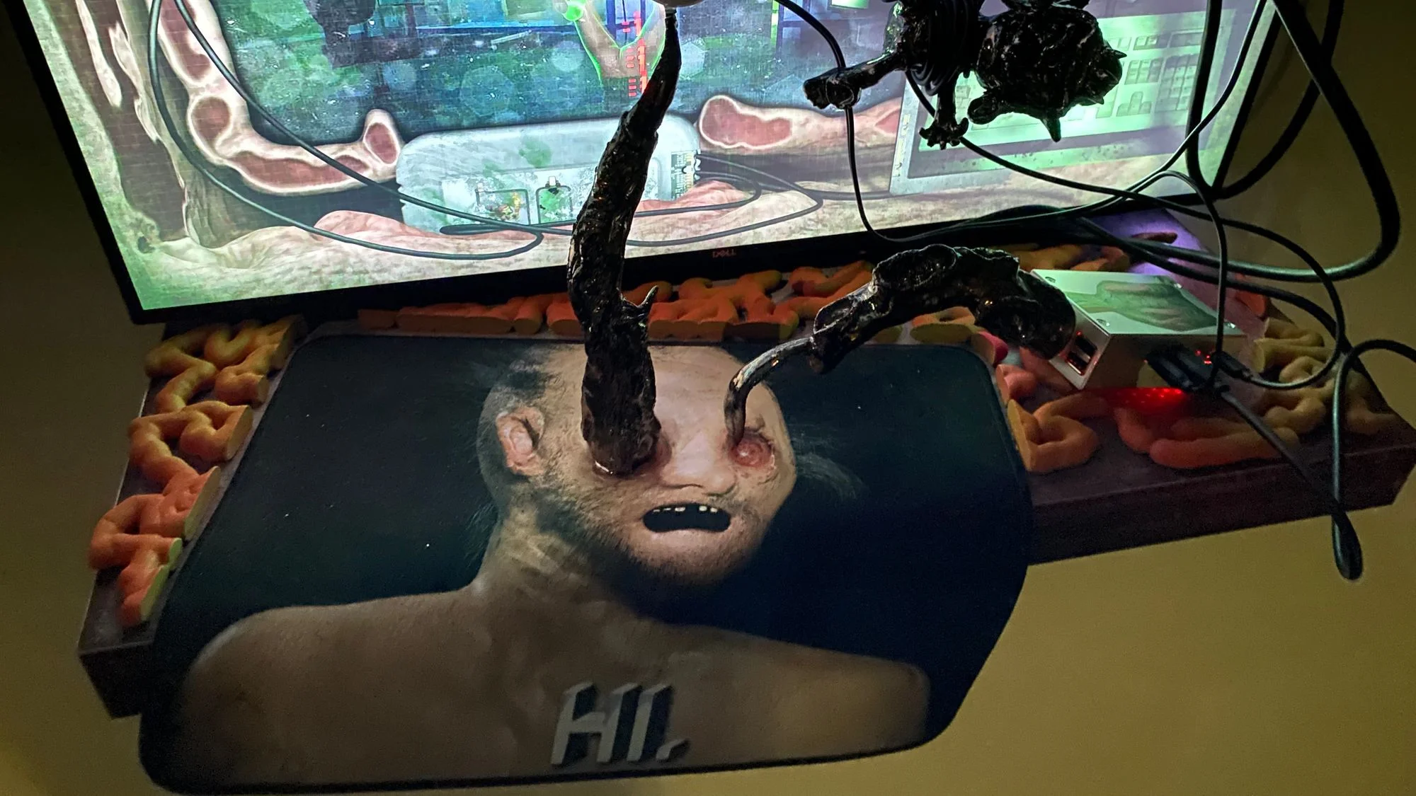 身為在展場中的觀眾，我們似乎站在這層層疊套的影像空間的第一層，或最後一層。在這個起點或終點上，這些秘儀的小物件與現實世界中的機器運作結構，被刻意暴露在陰暗的空間中。（攝影／林沛瑤）