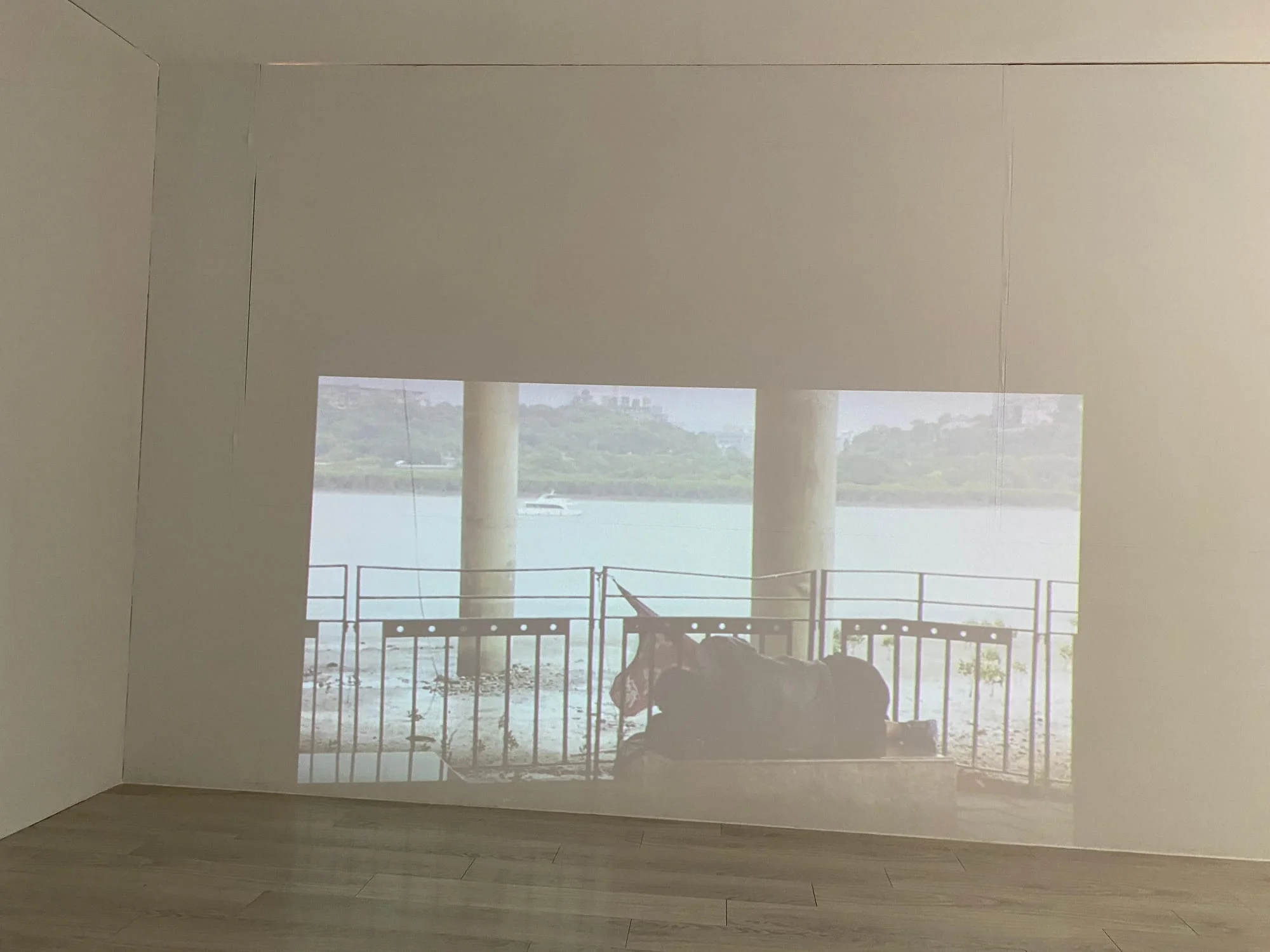 〈橋下的人〉（攝影：林沛瑤）