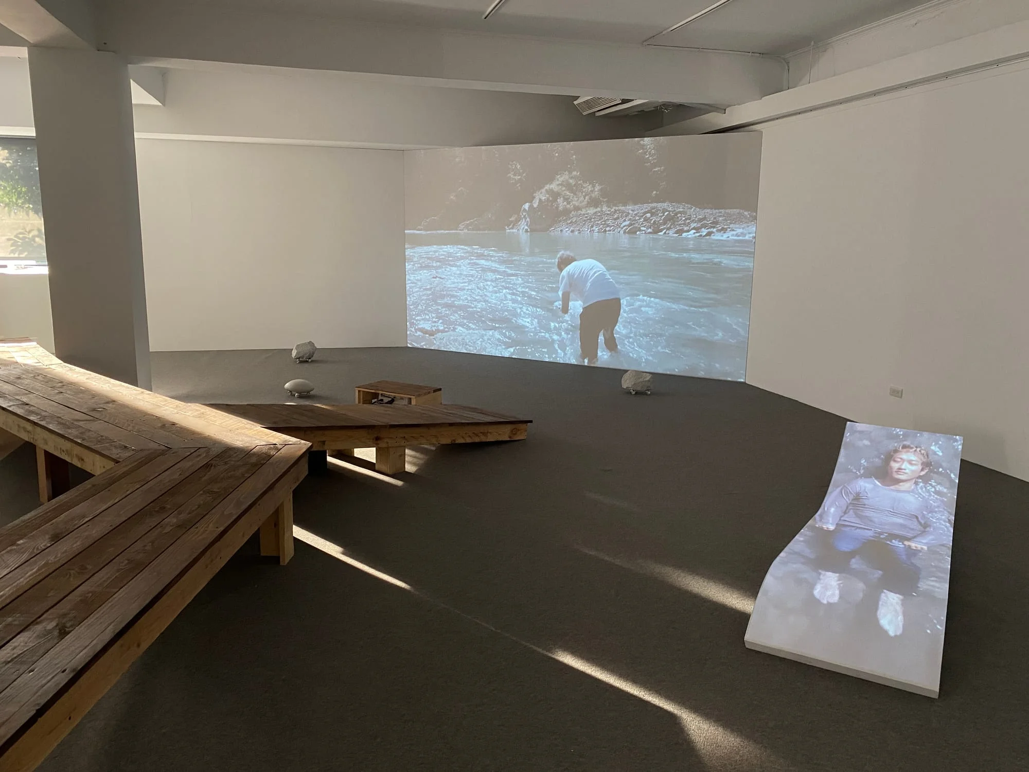 〈打水漂的人〉與〈漂浮的人〉（攝影：林沛瑤）