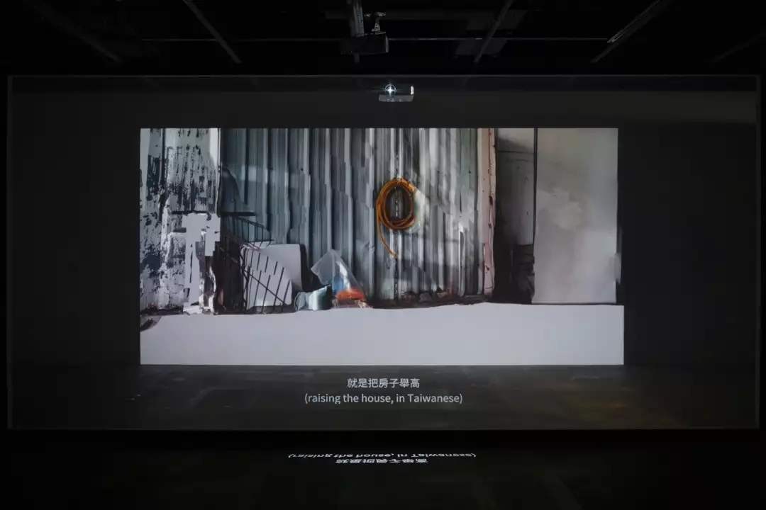 張庭甄,《藍門後的光》,雙層投影雙頻道錄像裝置,21 分循環,2025。圖片來源:藝術家提供。