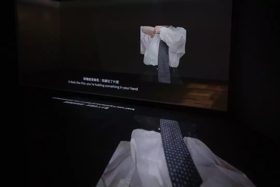 張庭甄,《藍門後的光》,雙層投影雙頻道錄像裝置,21 分循環,2025。圖片來源:藝術家提供。