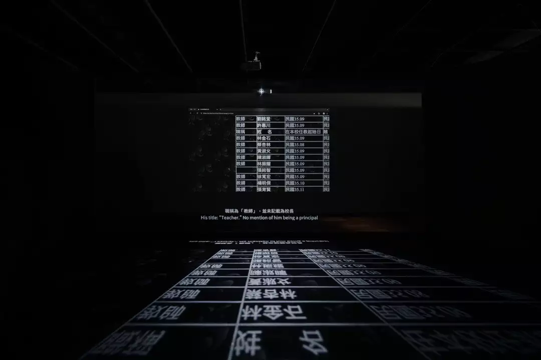 張庭甄,《藍門後的光》,雙層投影雙頻道錄像裝置,21 分循環,2025。圖片來源:藝術家提供。