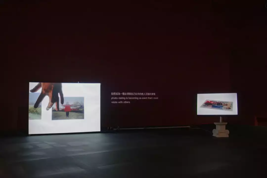 張庭甄,《那一天,風光明媚》,雙頻道錄像,30’55” 循環播放,2022。圖片來源:藝術家提供。