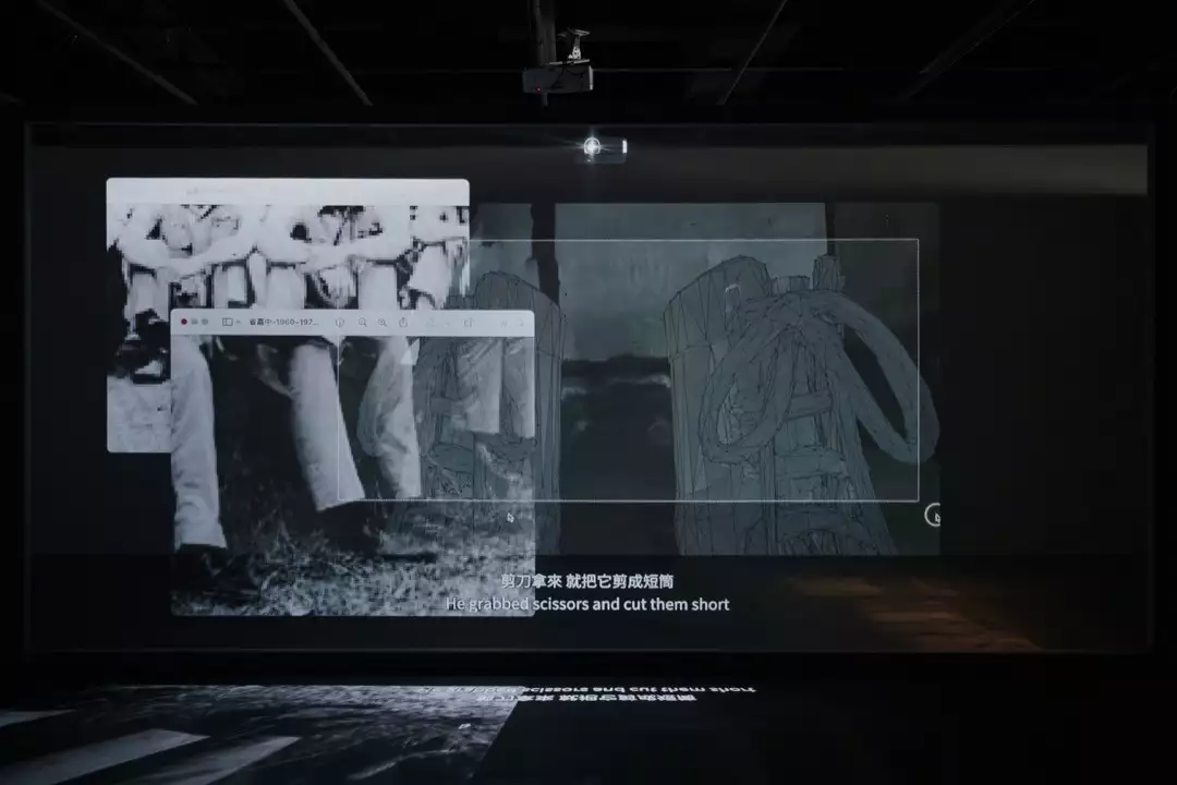 張庭甄,《藍門後的光》,雙層投影雙頻道錄像裝置,21 分循環,2025。圖片來源:藝術家提供。