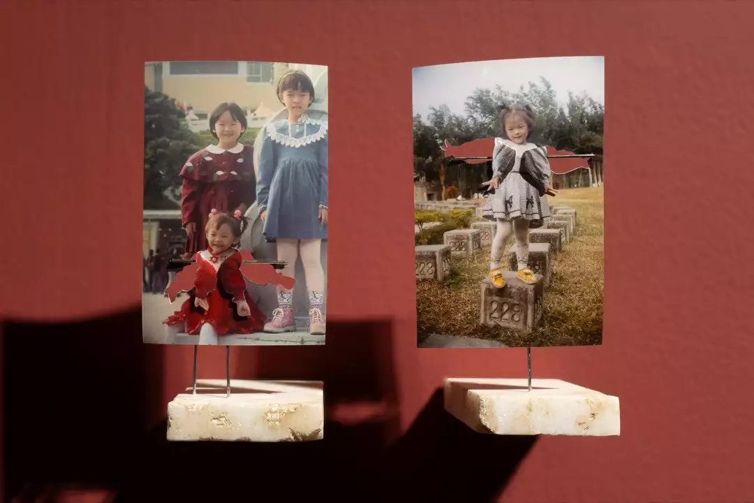 張庭甄,《你直得被愛》,家庭照片數位輸出、大理 石、鋁、抽屜,8.9 × 12.7 cm,四件 / 10.2 × 15.2 cm,二件,2022。圖片來源:藝術家提供。